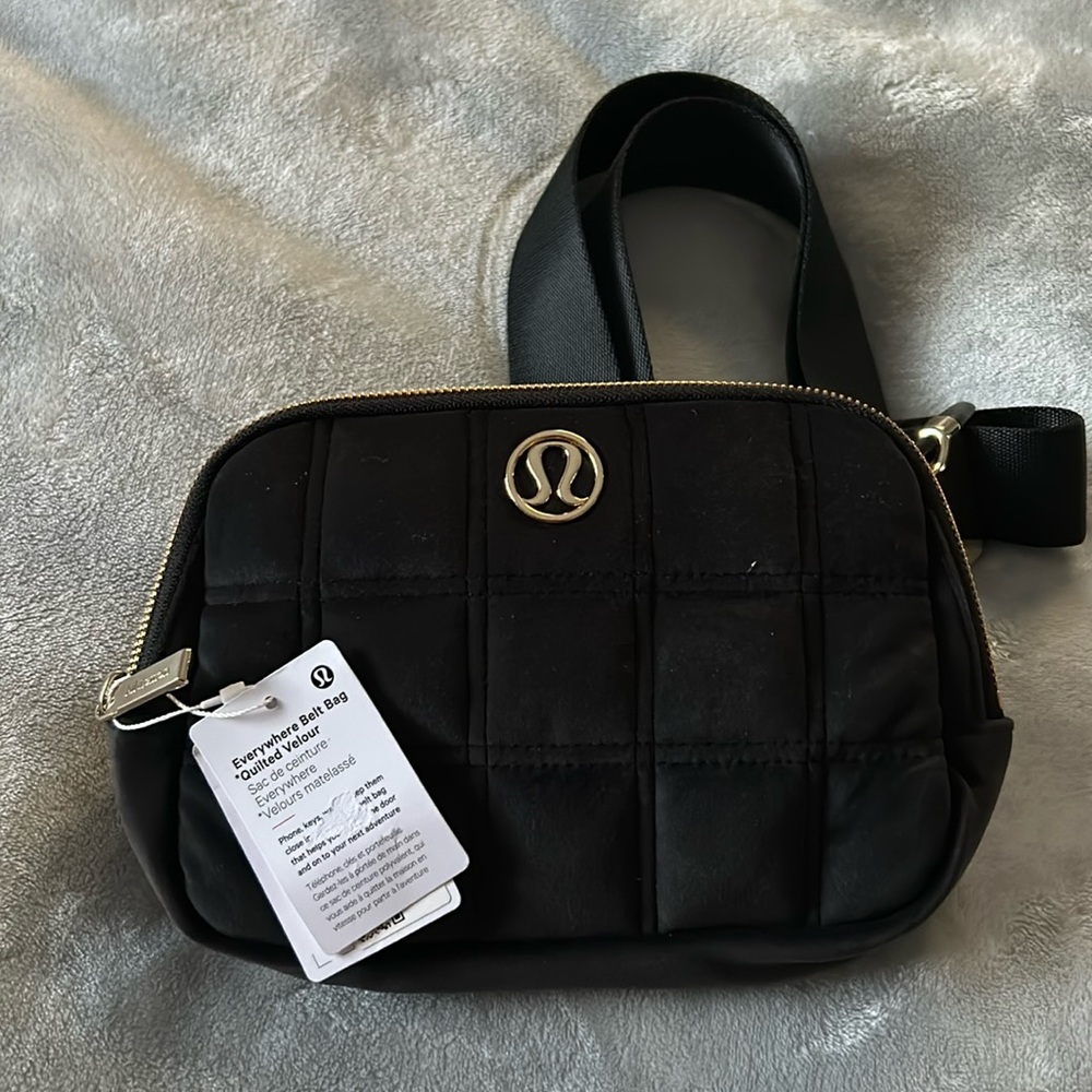 Lululemon Everywhere Belt bag. Quilted Velour